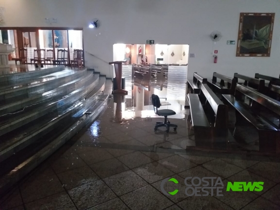 Temporal de granizo causa estragos na Igreja Matriz de Medianeira
