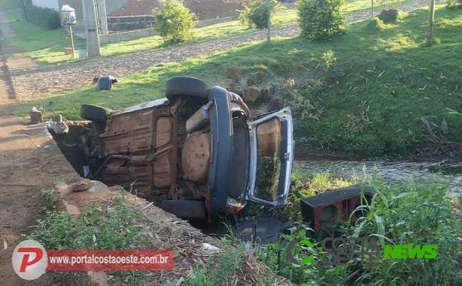  Carro vai parar dentro de valeta após condutor perder o controle da direção, em São Miguel do Iguaçu