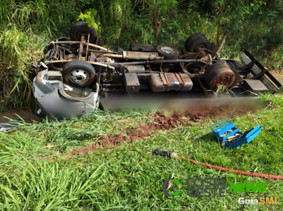 Caminhão guincho perde controle e cai em cima de automóvel em São Miguel do Iguaçu