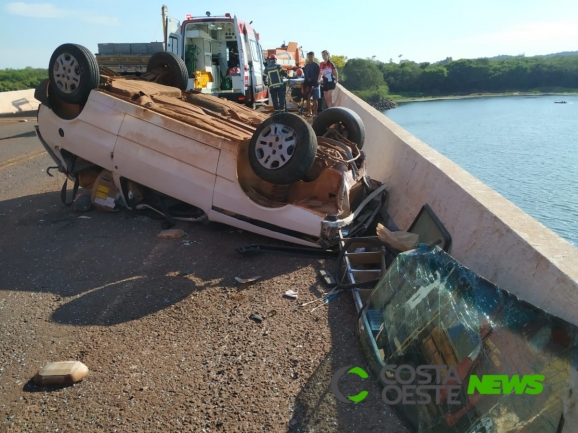 Capotamento sobre a ponte do Rio São Francisco em Santa Helena deixa jovem ferido