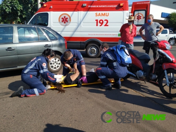 Mulher fica ferida em acidente entre moto e carro no centro de Santa Helena