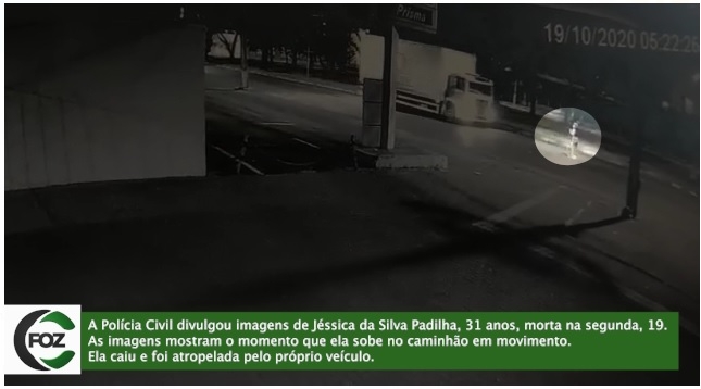 Vídeo mostra mulher subindo em caminhão em movimento pouco antes de cair e ser atropelada