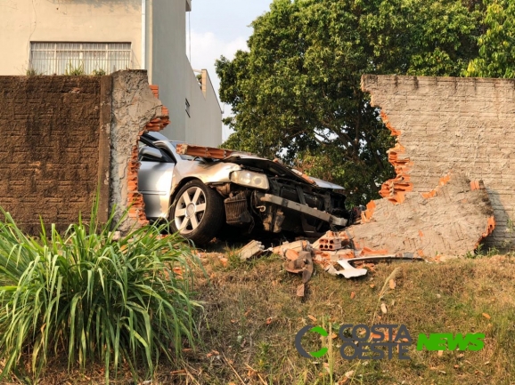 Durante fuga, foragido colide contra muro e polícia apreende pistola em Guaíra