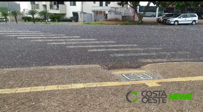 Chuva de granizo intensa assusta moradores de Medianeira e São Miguel 