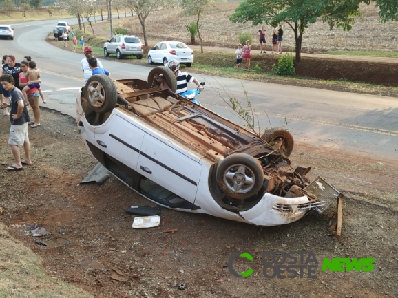 Capotamento deixa quatro pessoas feridas na PR 317 em Santa Helena (vídeo)