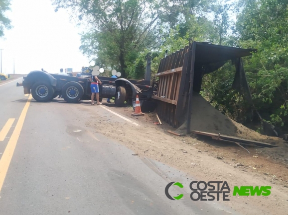 Condutor perde controle de carreta carregada com adubo na PR 495 em Santa Helena