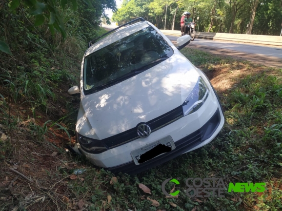 Ao cair em barranco, Saveiro fica presa em bueiro às margens da PR 317 em Santa Helena