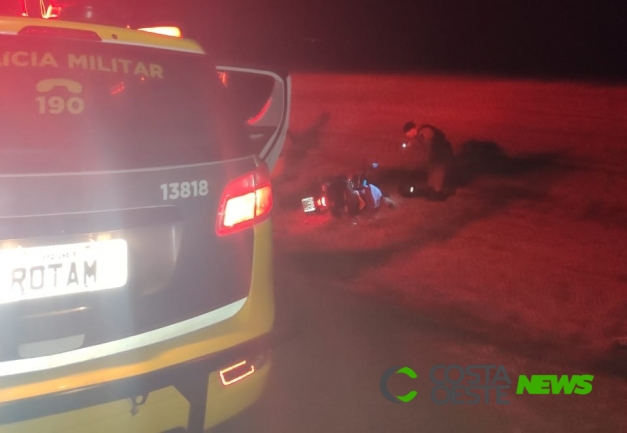 Em fuga, ocupantes de moto roubada caem na PR-495 e são detidos pela ROTAM
