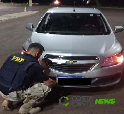 Em ação rápida, PRF recupera carro roubado em Foz e prende condutor