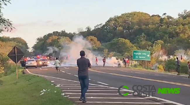 Viatura da PRF é sequestrada por indígenas na BR 277 em Nova Laranjeiras; assista