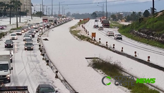 Temporal de granizo atinge vários bairros de Curitiba nesta terça-feira (3); imagens impressionam