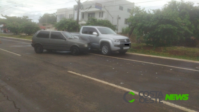 Fiat Uno colide em camionete estacionada na Av. Brasil em Santa Helena