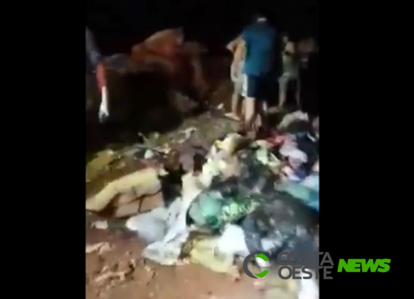 Coletores ajudam família a encontrar sacola com R$ 8 mil jogada no lixo por engano no Paraná