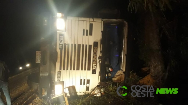 Carreta e S-10 de São José das Palmeiras colidem na PR 317 em Ouro Verde do Oeste