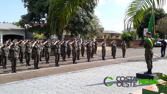 Tiro de Guerra de Medianeira realiza cerimônia em comemoração ao Dia da Bandeira