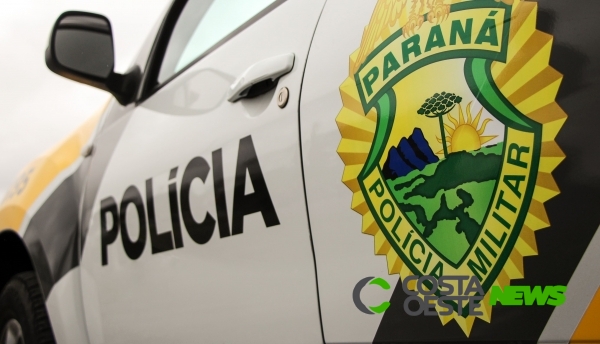 Mulher é pega pelo pescoço durante discussão com o marido