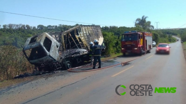 Caminhão de Vera Cruz do Oeste pega fogo na PR 585; condutor não se feriu