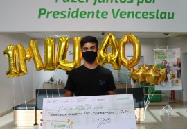 Felipe Zulin representou o pai Saulo Zulin na premiação da campanha de poupança, em 2020, e recebeu o prêmio de R$ 1 milhão