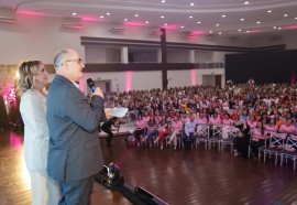 Aldo Dagostim, presidente da Sicredi Vanguarda fez a abertura e boas-vindas do evento na companhia de sua esposa Luzia - Crédito fotos: Leandro Carval