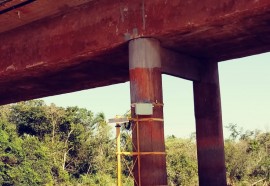 Estação de monitoramento de sedimentos automática instalada em pilar da ponte entre os municípios de Mundo Novo e Eldorado (MS), no rio Iguatemi. Está