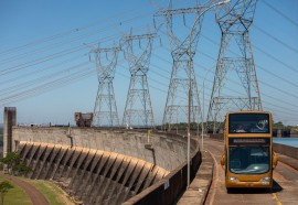 Ônibus da visita Itaipu Panorâmica, a mais procurada pelos turistas na usina. Foto: Kiko Sierich/PTI.