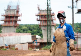 Operário atua na construção da Ponte da Integração: mais empregos na região. Foto: Rubens Fraulini/Itaipu Binacional