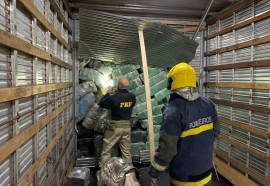 Caminhão apreendido com armas e drogas