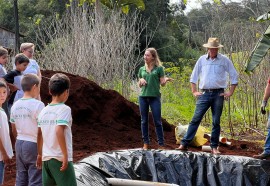 Construção de fossa ecológica