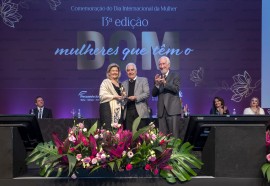 A homenageada especial, Sueli Gulin Calabrese; o presidente em exercício do Sistema Fecomércio Sesc Senac PR, Ari Faria Bittencourt; e o vice-governad