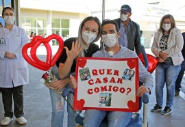 No HMCC, paciente recuperado da covid-19 pede a namorada em casamento na alta hospitalar - Créditos: