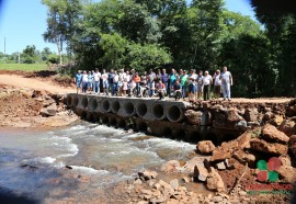 Entrega de pontes em Missal