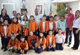 Alunos em visita a prefeitura