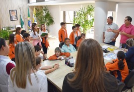 Alunos em visita a prefeitura