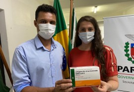 Prefeito Antonio França e Secretária de Saúde, Rosangela Fiametti - Foto: Assessoria