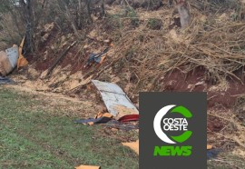 Carreta carregada com milho tomba na BR-277 em São Miguel do Iguaçu