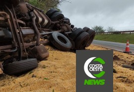 Carreta carregada com milho tomba na BR-277 em São Miguel do Iguaçu