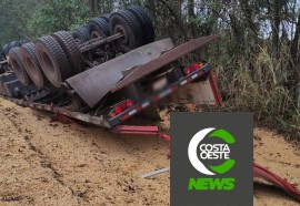 Carreta carregada com milho tomba na BR-277 em São Miguel do Iguaçu