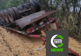 Carreta carregada com milho tomba na BR-277 em São Miguel do Iguaçu