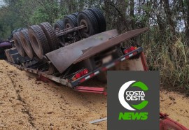 Carreta carregada com milho tomba na BR-277 em São Miguel do Iguaçu