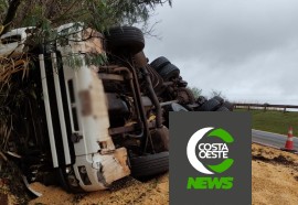 Carreta carregada com milho tomba na BR-277 em São Miguel do Iguaçu