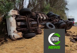 Carreta carregada com milho tomba na BR-277 em São Miguel do Iguaçu