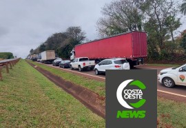 Destombamento de carreta gera fila extensa na BR-277 em São Miguel do Iguaçu