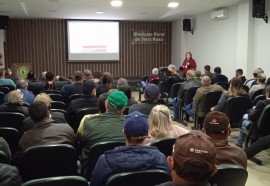 Pecuaristas participam de palestra sobre raiva em herbívoros