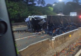 Acidente com carreta carregada de tomates em Matelândia.