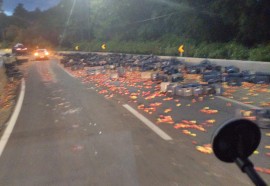 Acidente com carreta carregada de tomates em Matelândia.