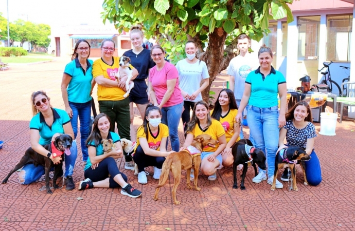 1ª ADOCÃO encanta moradores de Itaipulândia e nove cães são adotados