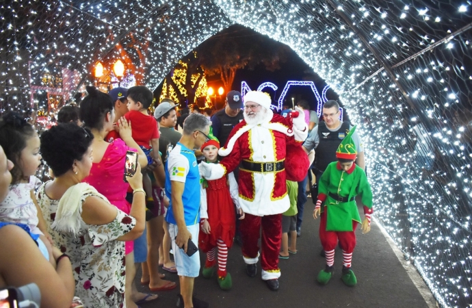 Abertura do ‘Natal Despertando Sonhos 2023’ encanta a comunidade com a chegada do Papai Noel