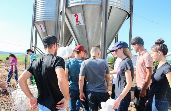 Acadêmicos de Engenharia Agronômica da Faculdade UNIGUAÇU realizam visita técnica em Granja de Produção de Suínos