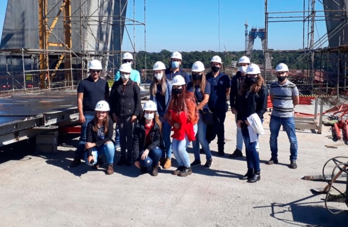 Acadêmicos de Engenharia Civil da UNIGUAÇU, visitam nova ponte que liga o Brasil ao Paraguai