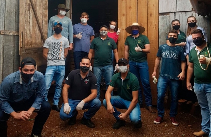 Acadêmicos da UNIGUAÇU, realizam visita técnica em propriedade e aprendem sobre o Método Famacha em Caprinos